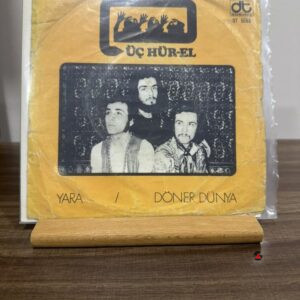 Üç hür el* – yara / döner dünya